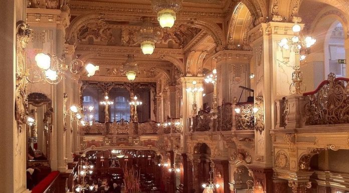 Старинные кафе Будапешта interior New York Café